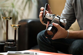 /staticassets/rtc-one-column-man-with-open-film-camera_10004_9767_tcm108-18573.jpg