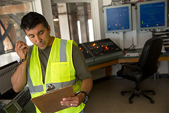 /staticassets/rtc-one-column-safetyvest-controlroom-10220_9610_tcm108-16652.jpg